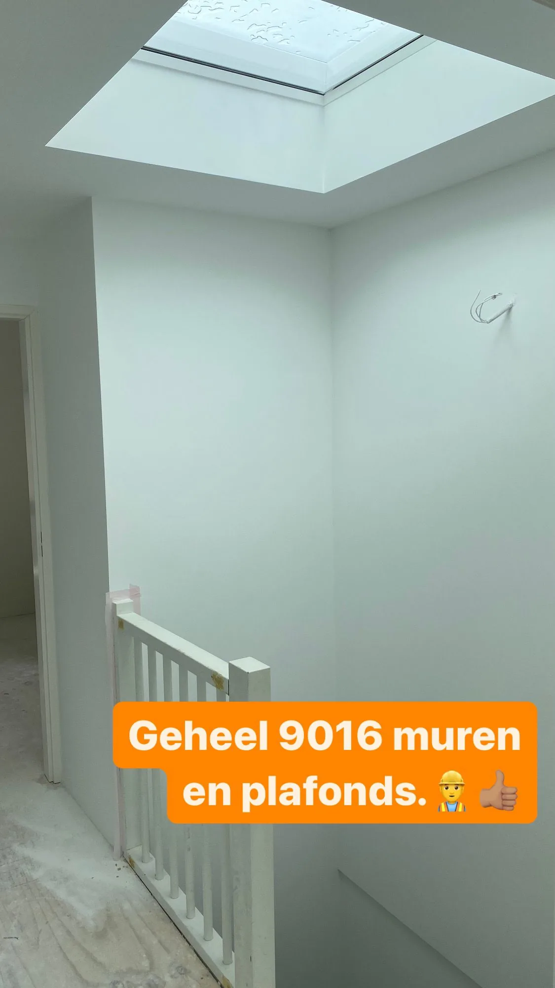 Strak afgewerkte wand na latex spuiten door DOEE