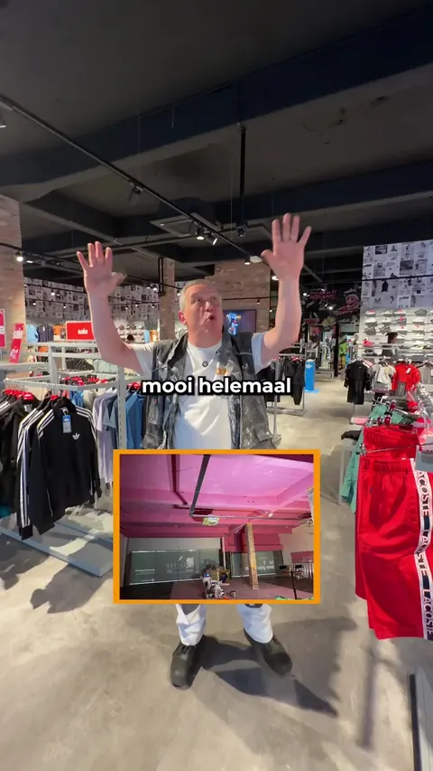 Dit bedrijfspand had eerst een fel roze plafond, voordat wij het lieten spuiten.